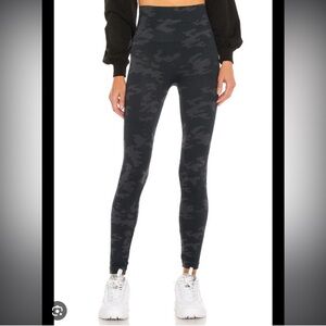 Spanx Look At Me Now Seamless Leggings Black Camo Leggings Tights (Lge)